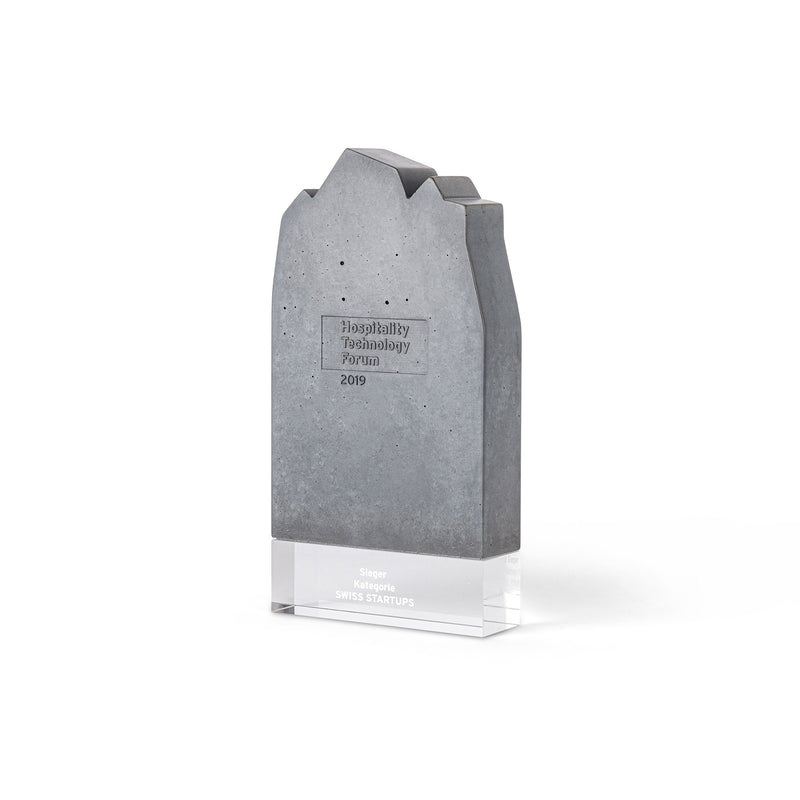 Ein exklusiver Beton-Award, akzentuiert durch lasergraviertes Acrylglas, um die Eleganz und Raffinesse der Auszeichnung zu betonen