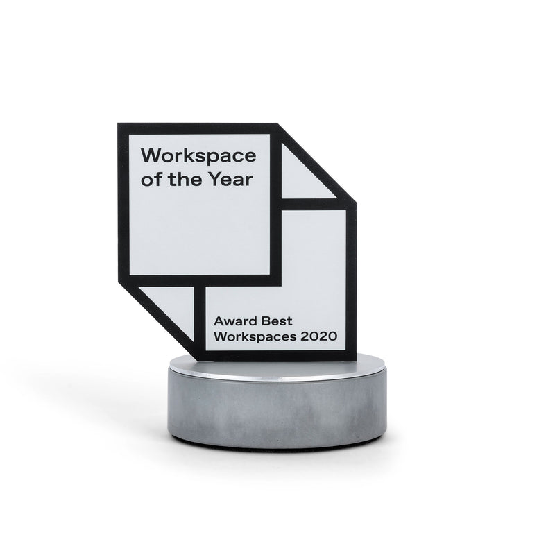 Ein hochwertiger Award aus Aluminium, der durch präzise Fräsarbeit und Druck veredelt wurde, auf einem stabilen Betonsockel montier