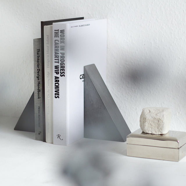 Betonbuchstützen im 2er Set: Klare Linien und zeitloses Design für eine stilvolle Ordnung im Bücherregal.