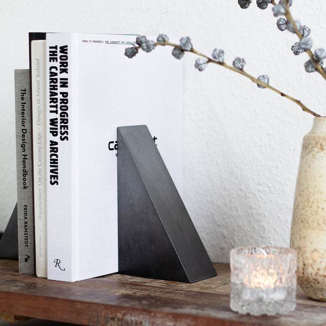 Zweier-Set Betonbuchstützen: Schlicht, zeitlos und elegant - zwei Betondreiecke für stilvolle Bücherregale.