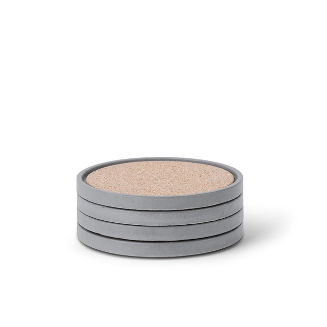 Vier Beton-Untersetzer in Dunkelgrau mit Korkeinlage, gestapelt