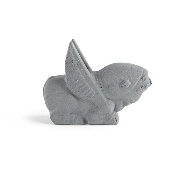 Eine kunstvolle Beton-Skulptur in Form eines kleinen Drachens, speziell für das Tantris in München gefertigt