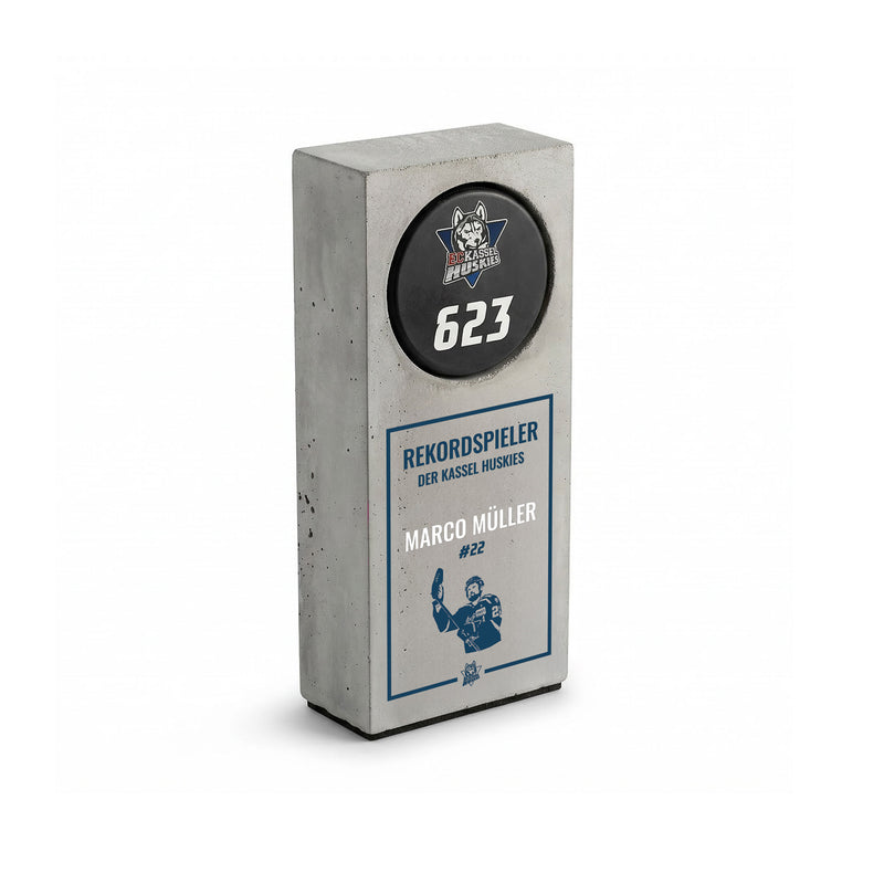 Personalisierter Beton-Award mit eingelassenem Eishockey-Puck und UV-Druck für Kassel Huskies Spieler-Auszeichnung