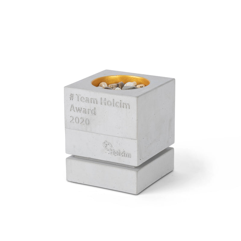 Der Holcim Team Award 2020, gefertigt aus Beton und verziert mit goldenen Akzenten sowie regionalen Schweizer Kieselsteinen