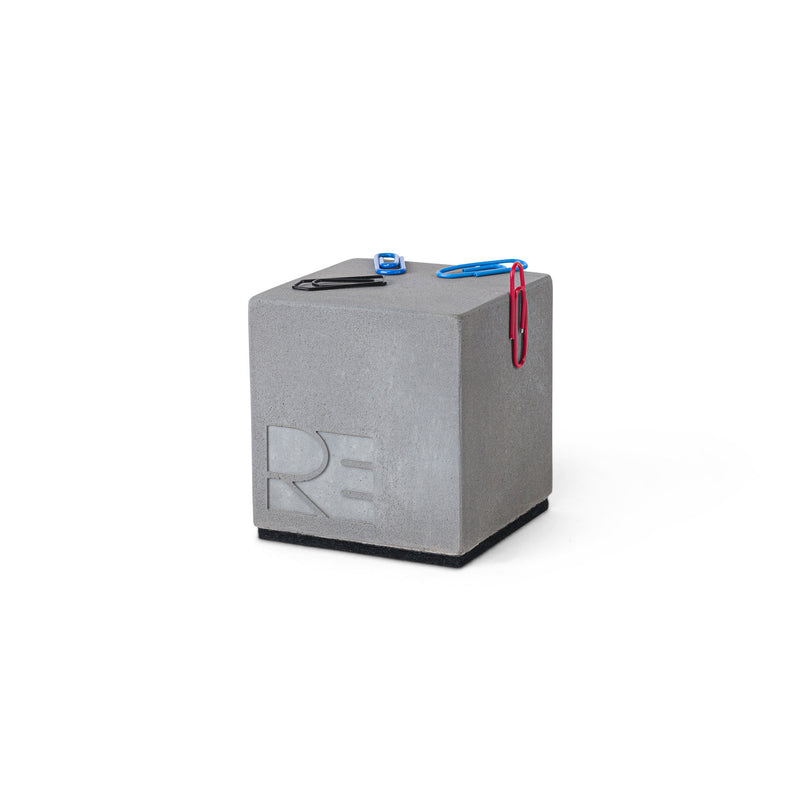 Ein eleganter magnetischer Büroklammernhalter aus Beton, verziert mit einer dezenten Prägung