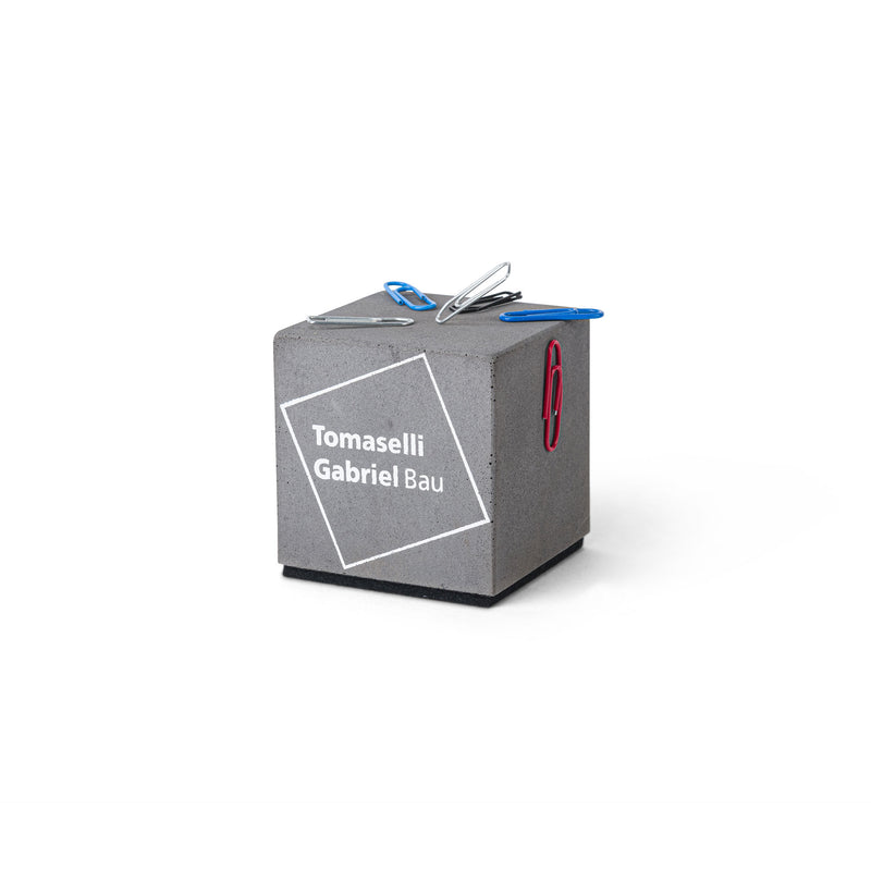 Ein stilvoller magnetischer Büroklammernhalter aus Beton, gestaltet in Form eines Würfels und verziert mit einem Siebdruck-Motiv