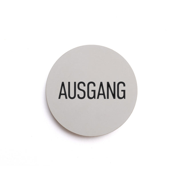 Betonhinweisschild mit dem Wort: AUSGANG