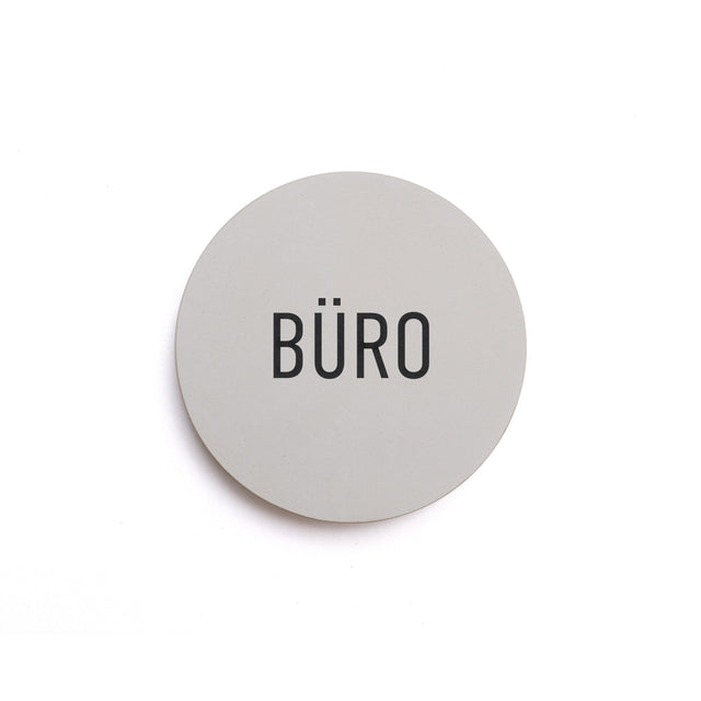 Betonhinweisschild mit dem Wort: BÜRO