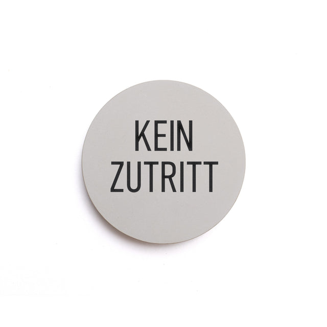 Hinweisschild aus Beton mit dem Text: KEIN ZUTRITT