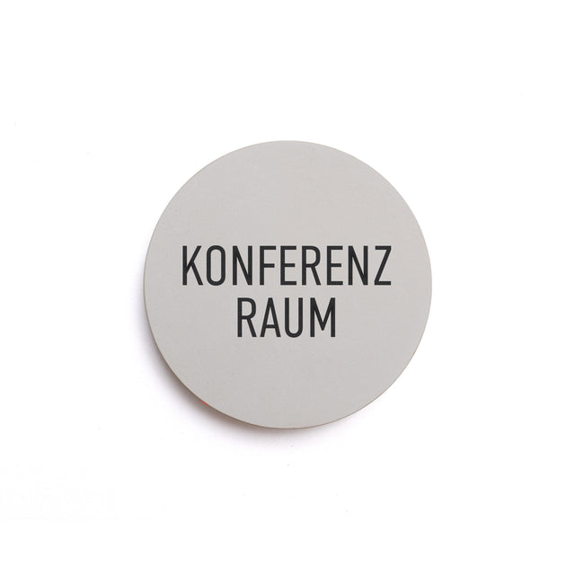 Betonhinweisschild mit dem Wort: KONFERENZRAUM