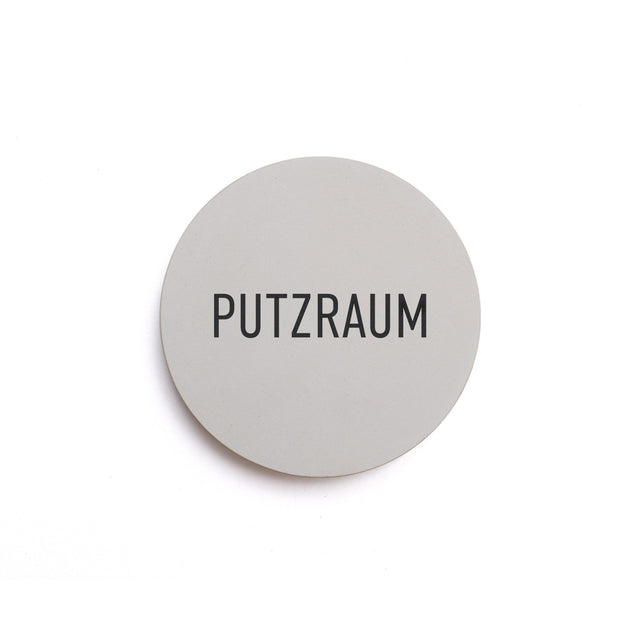 Betonhinweisschild mit dem Wort: PUTZRAUM