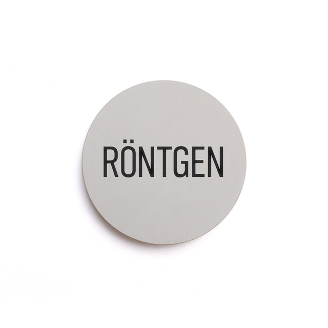 Betonhinweisschild mit dem Wort: RÖNTGEN
