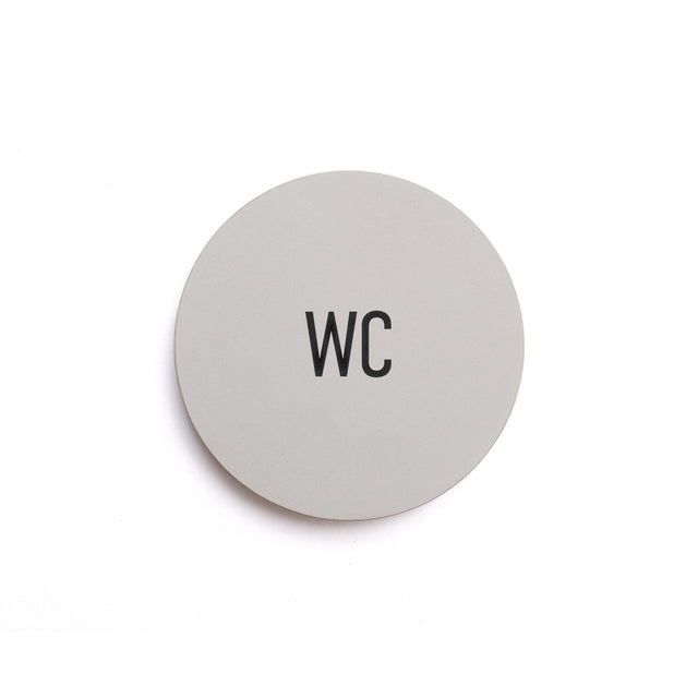 Betonhinweisschild mit dem Wort: WC