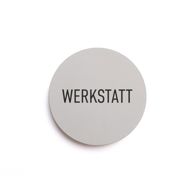 Betonhinweisschild mit dem Wort: WERKSTATT