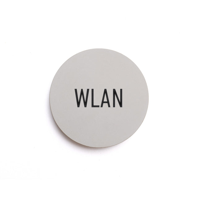 Betonhinweisschild mit dem Wort: WLAN