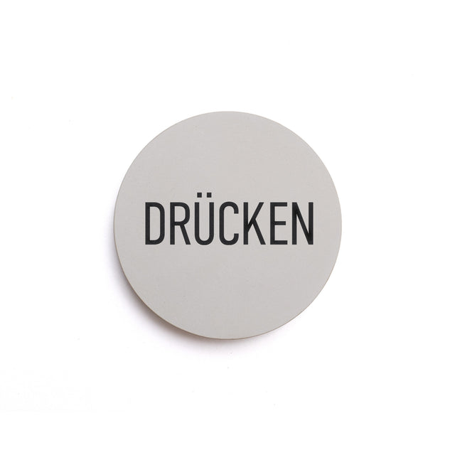 Betonhinweisschild mit dem Wort: DRÜCKEN