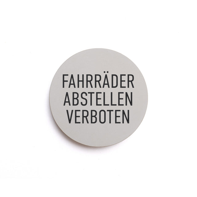 Hinweisschild aus Beton mit dem Text: Fahrräder abstellen verboten