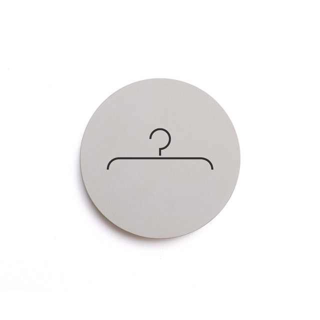 Betonhinweisschild mit dem Pictogramm: Garderobe