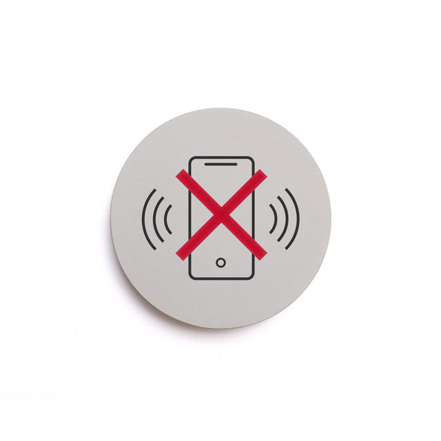 Betonhinweisschild mit dem Pictogramm: Handyverbot