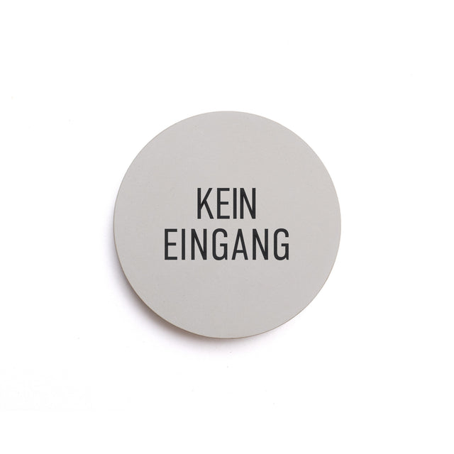 Hinweisschild aus Beton mit dem Text: KEIN EINGANG