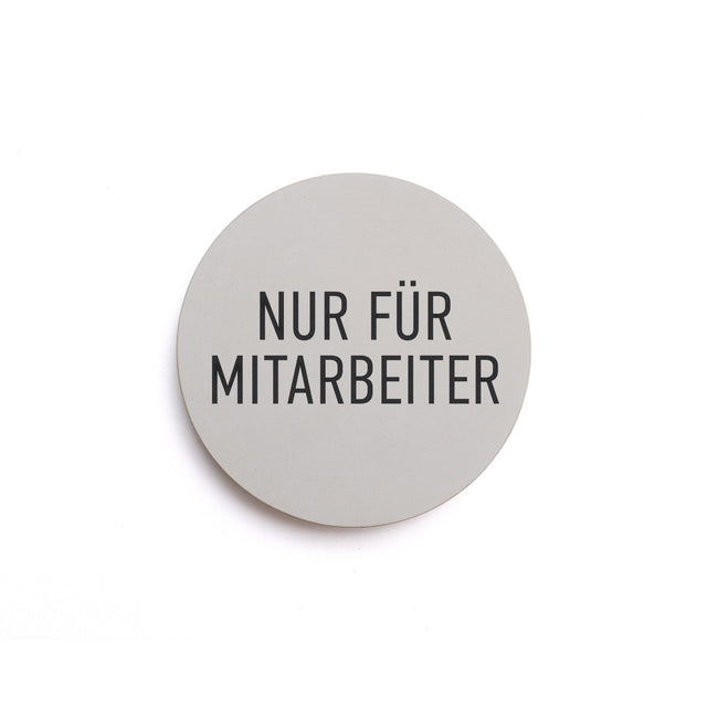 Betonhinweisschild mit dem Wort: NUR FÜR MITARBEITER