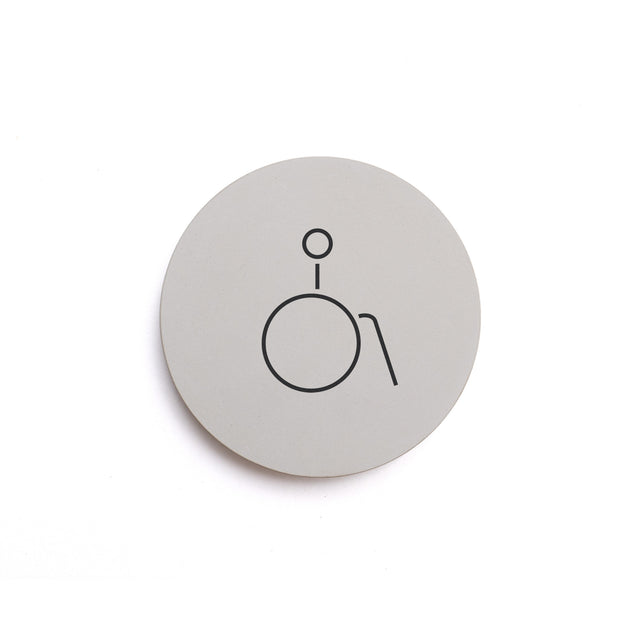 Betonhinweisschild mit dem Pictogramm eines Rollstuhls