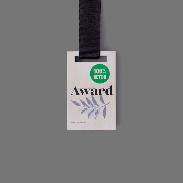 Betonmedaille in eckiger Form mit schwarzem Band und UV-Druck