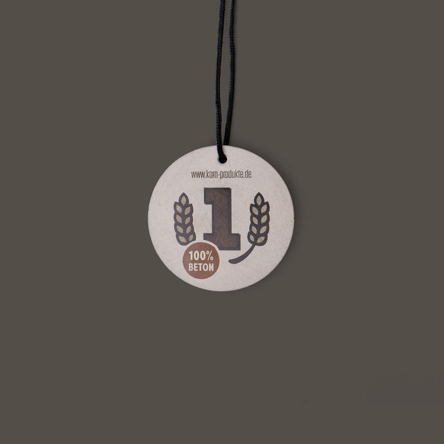 Betonmedaille mit dezenter Gestaltung, UV-Druck und schwarzer Kordel