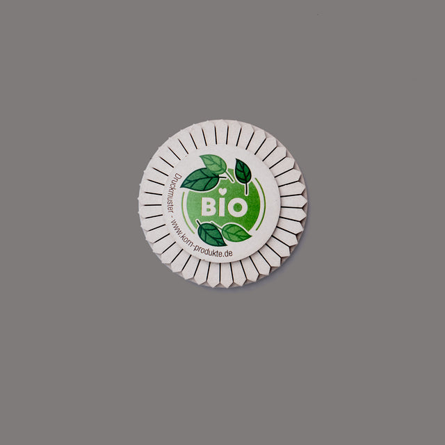 Betonmedaille mit zarten floralen Verzierungen