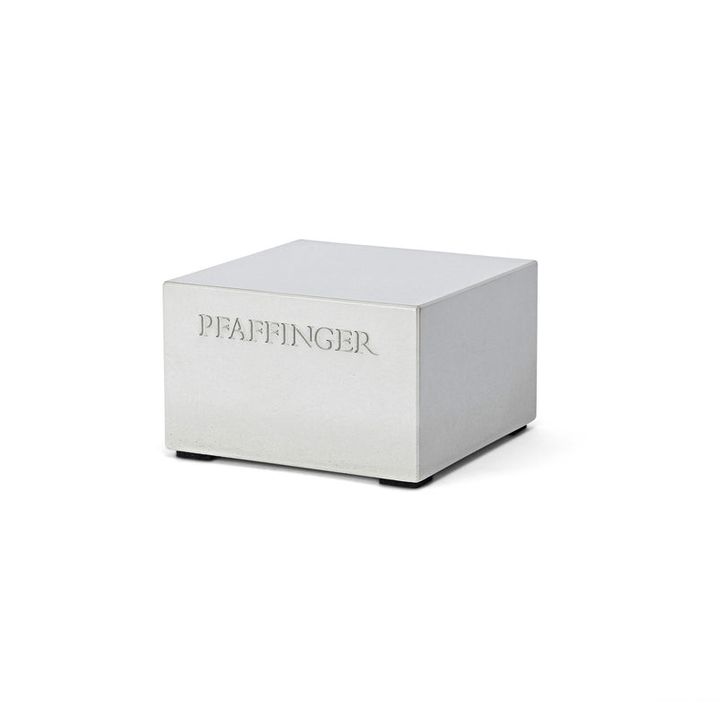 Ein exklusiver Beton-Sockelstein, aufwendig gebrandet mit dem Markenzeichen von Paffinger