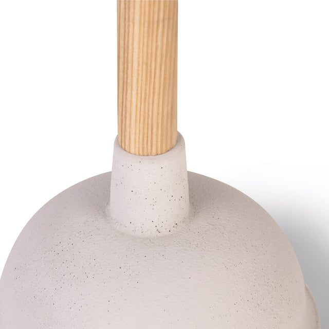 Detail Küchenrollenhalter aus Beton und Eschenholz