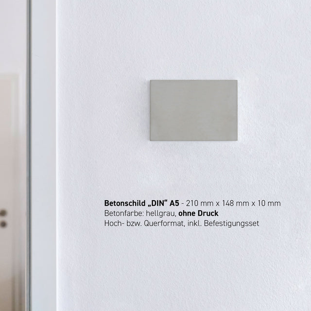 Betonschild aus hellgrauem Beton im Format DIN A5 