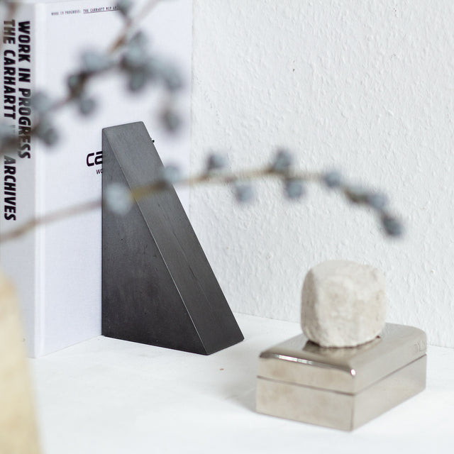 Betonbuchstütze Halt minimalistisches Betondreieck 